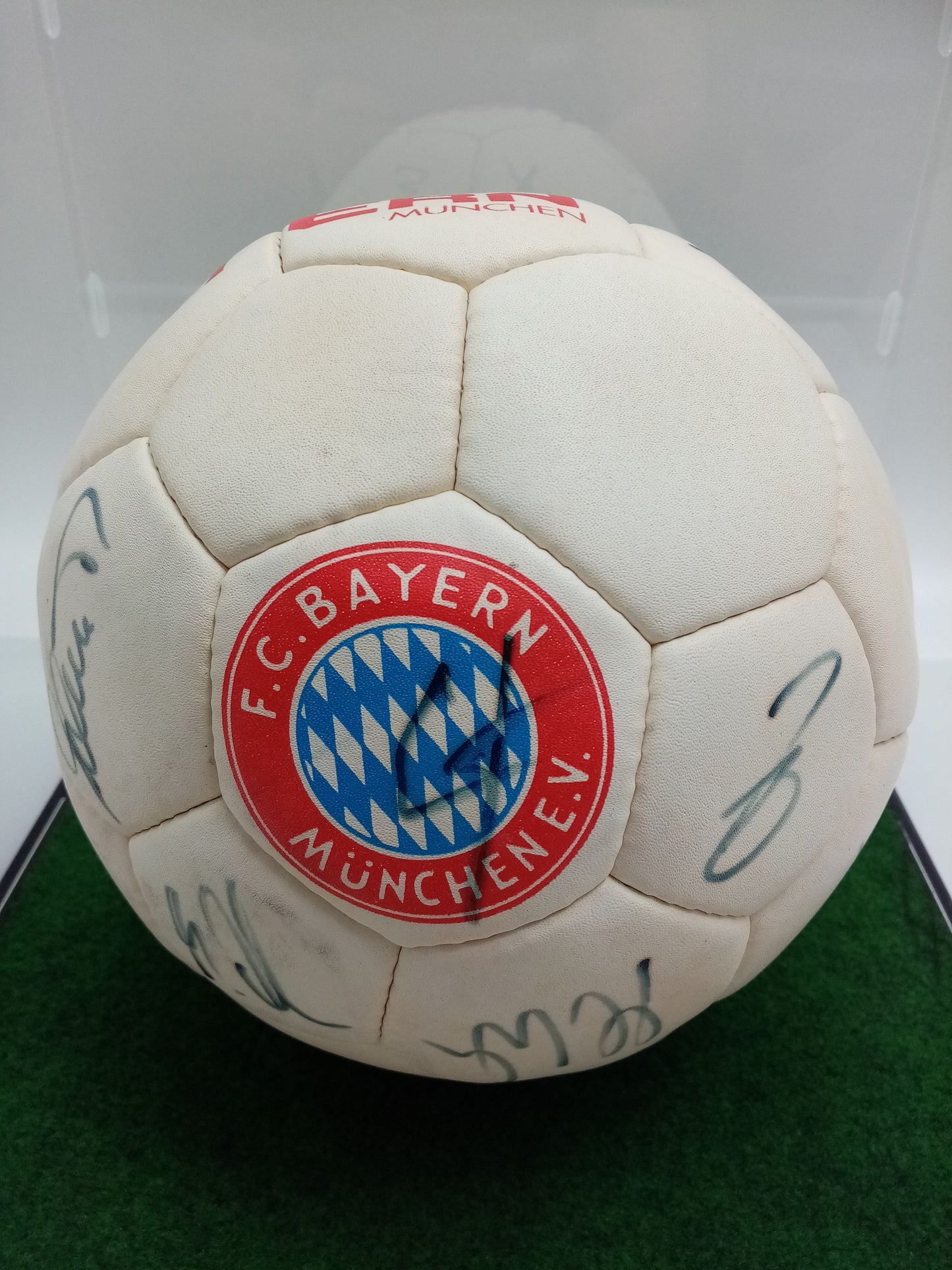 FC Bayern Fußball Teamsigniert 1996/1997 Unterschrift Autogramm FCB Ball