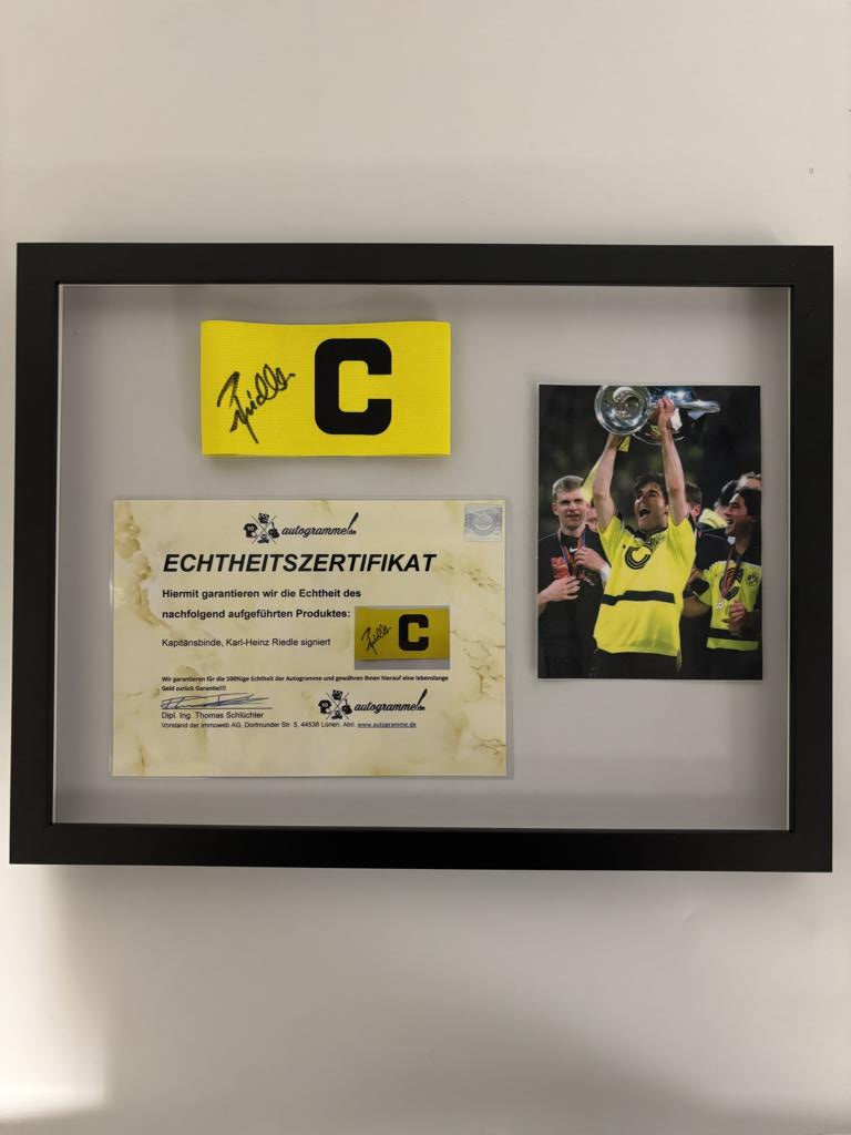 Kapitänsbinde Karl-Heinz Riedle signiert im Rahmen BVB COA