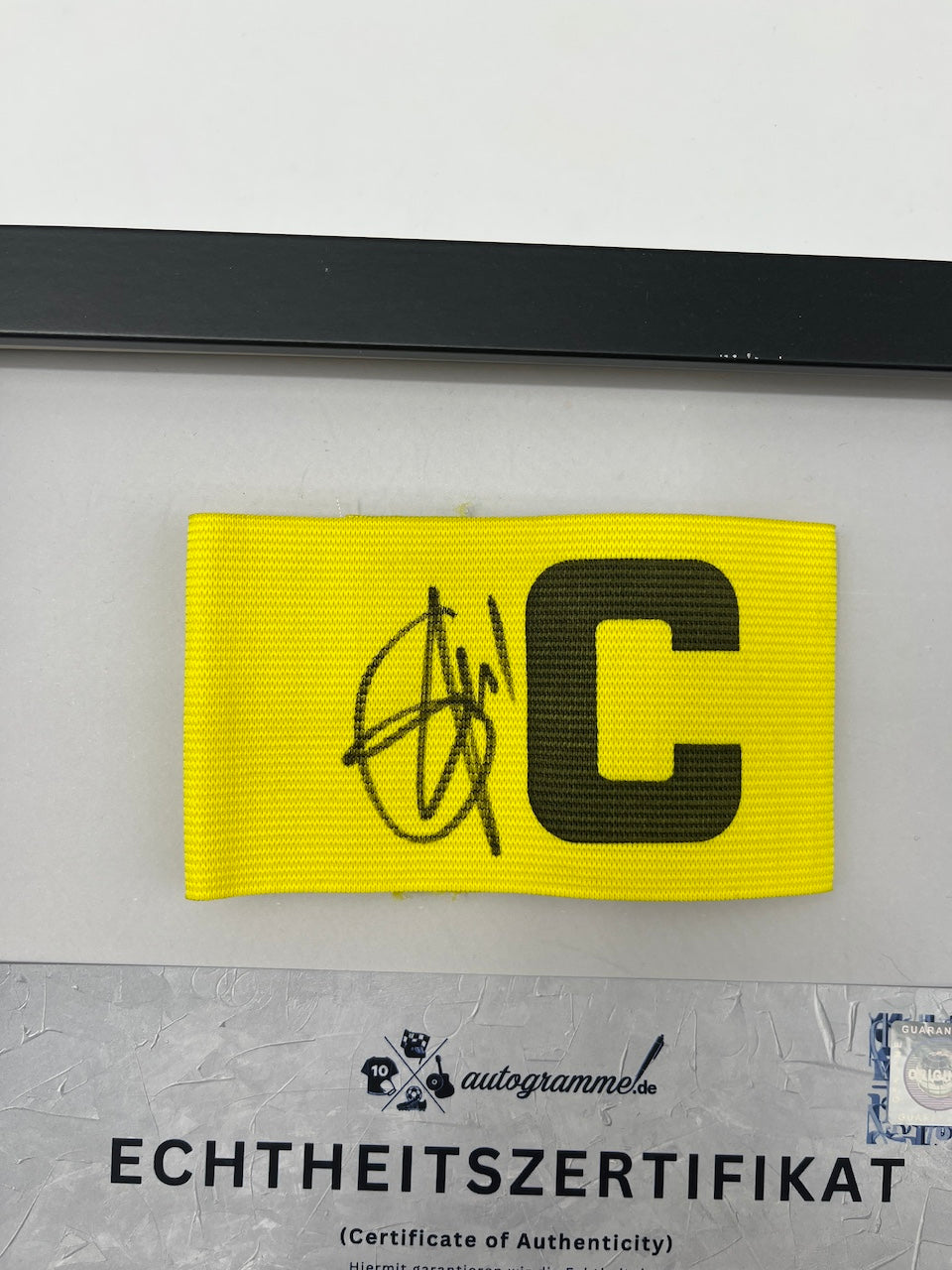 Kapitänsbinde Bafetimbi Gomis signiert im Rahmen Galatasaray COA