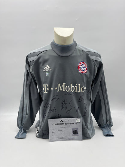 Bayern Munich jersey 2001/2002, team signed, autographed, Adidas size S