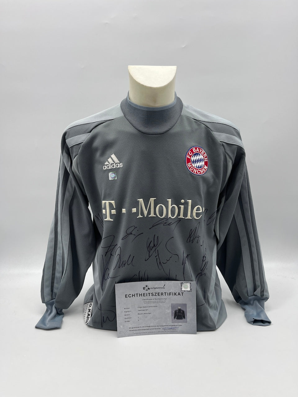 Bayern Munich jersey 2001/2002, team signed, autographed, Adidas size S