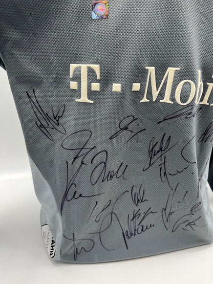 Bayern Munich jersey 2001/2002, team signed, autographed, Adidas size S