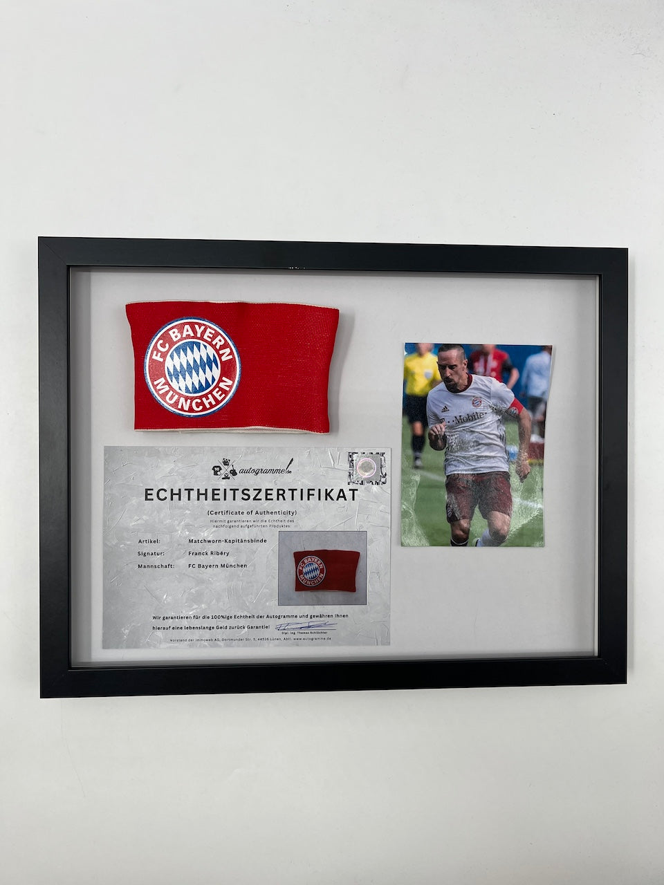 Matchworn Kapitänsbinde von Franck Ribery getragen im Rahmen Bayern München