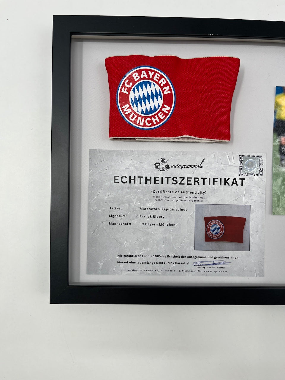 Matchworn Kapitänsbinde von Franck Ribery getragen im Rahmen Bayern München