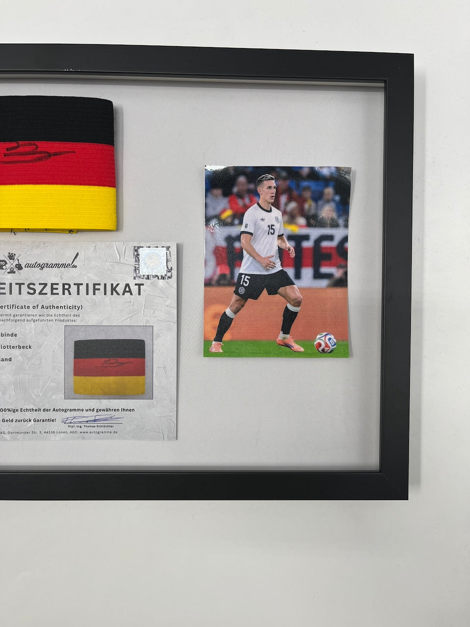 Kapitänsbinde Nico Schlotterbeck signiert im Rahmen Deutschland COA