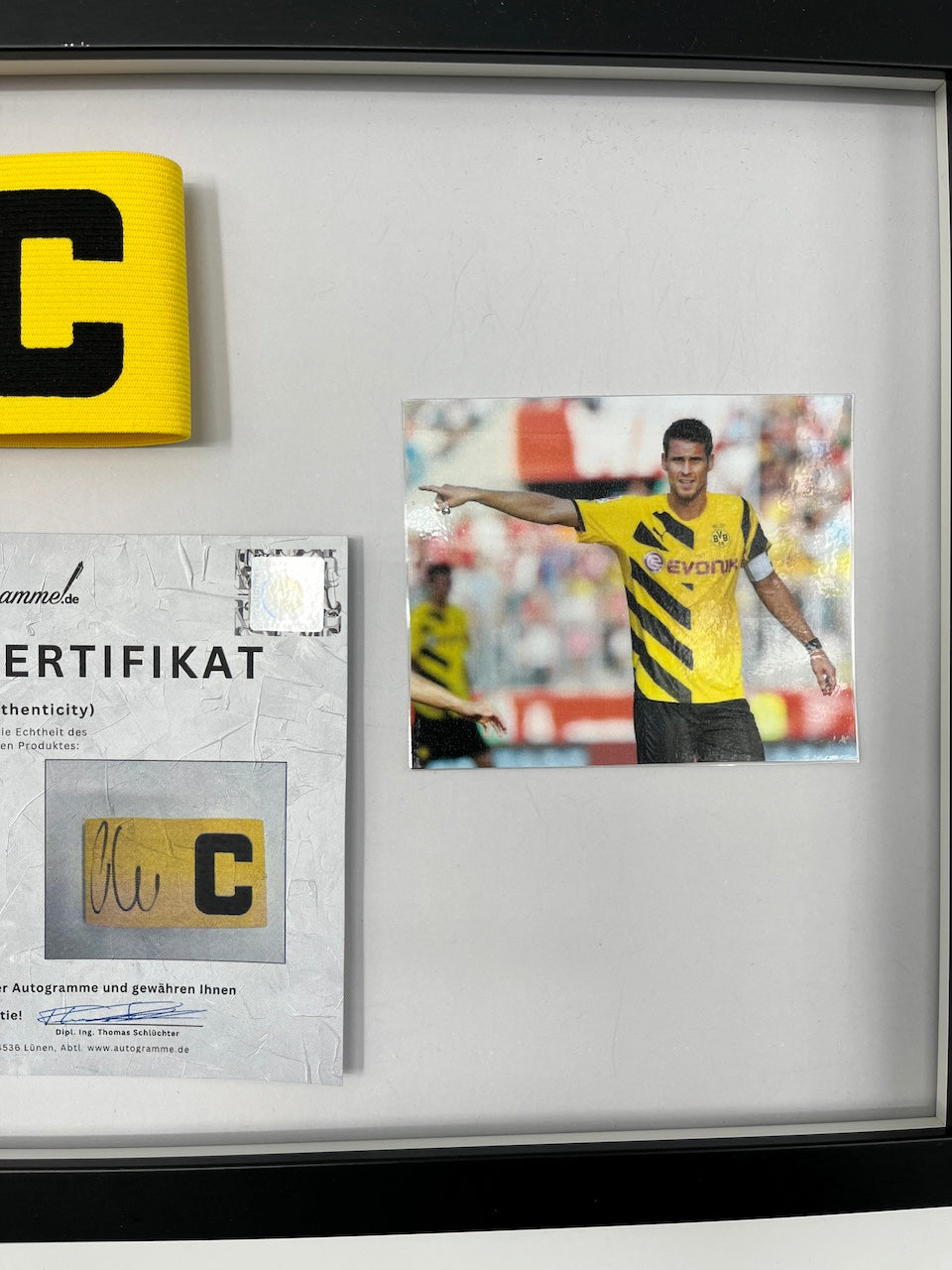 Kapitänsbinde Sebastian Kehl signiert im Rahmen Borussia Dortmund COA