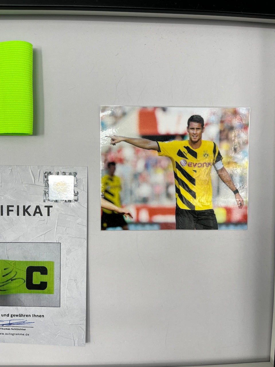 Kapitänsbinde Sebastian Kehl signiert im Rahmen Borussia Dortmund neu