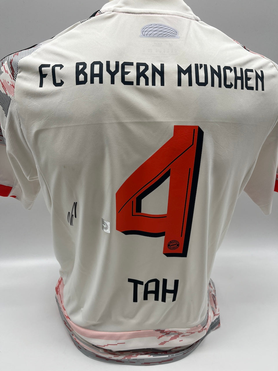 Bayern München Trikot Jonathan Tah signiert Autogramm Adidas COA M