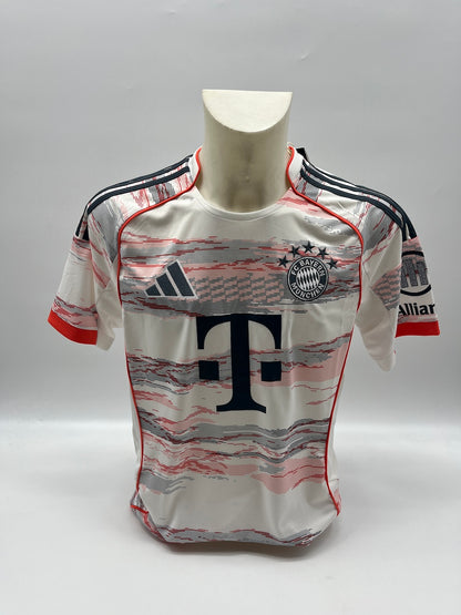 Bayern München Trikot Jonathan Tah signiert Autogramm Adidas COA M