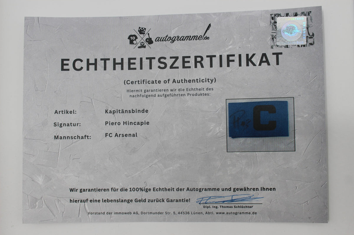 Kapitänsbinde Piero Hincapié signiert im Rahmen Autogramm FC Arsenal