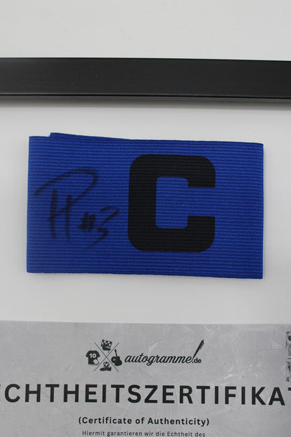 Kapitänsbinde Piero Hincapié signiert im Rahmen Autogramm FC Arsenal