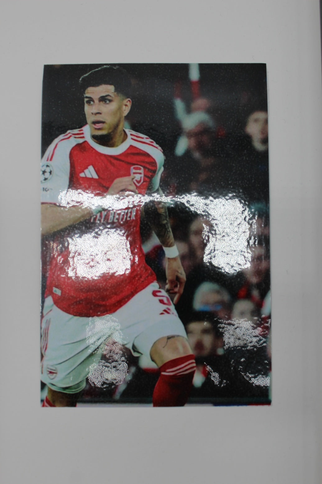 Kapitänsbinde Piero Hincapié signiert im Rahmen Autogramm FC Arsenal