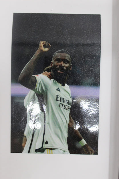 Kapitänsbinde Antonio Rüdiger signiert im Rahmen Autogramm Real Madrid