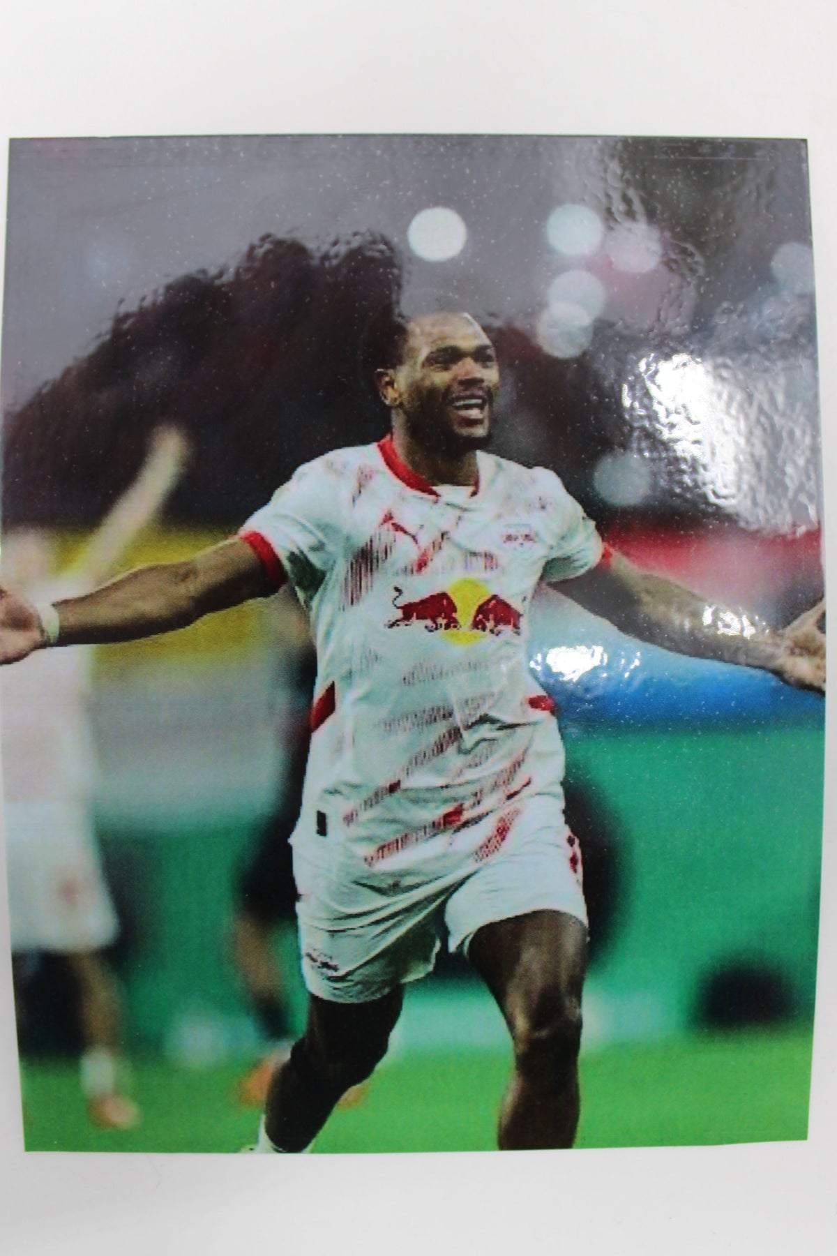 Kapitänsbinde Lois Openda signiert im Rahmen RB Leipzig Autogramm