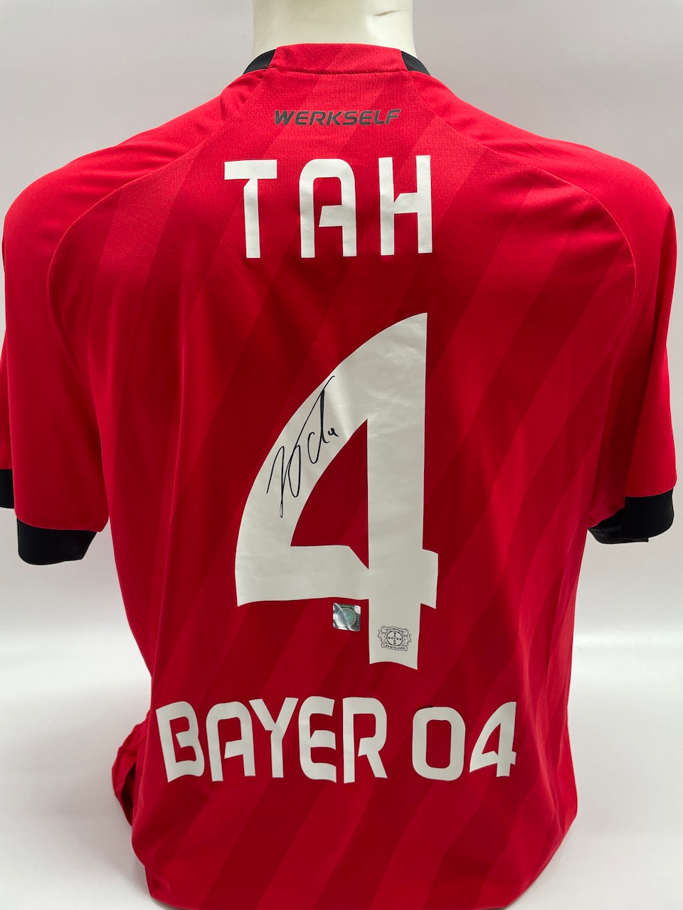 Matchvorbereitetes Bayer Leverkusen Spielertrikot Jonathan Tah signiert XL