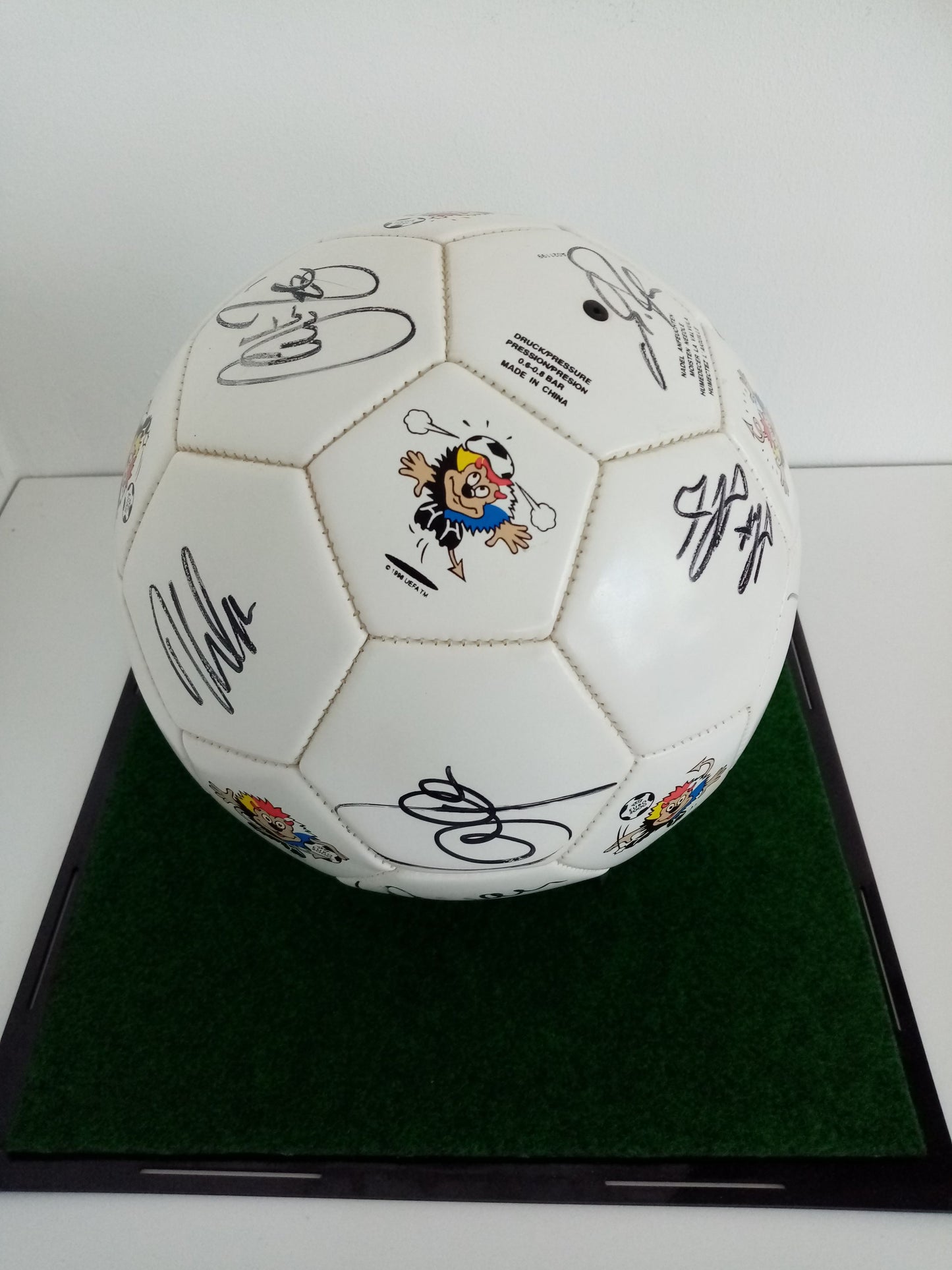 Fußball Teamsigniert EM 2000 in Vitrine DFB Unterschrift Autogramm Adidas Ball