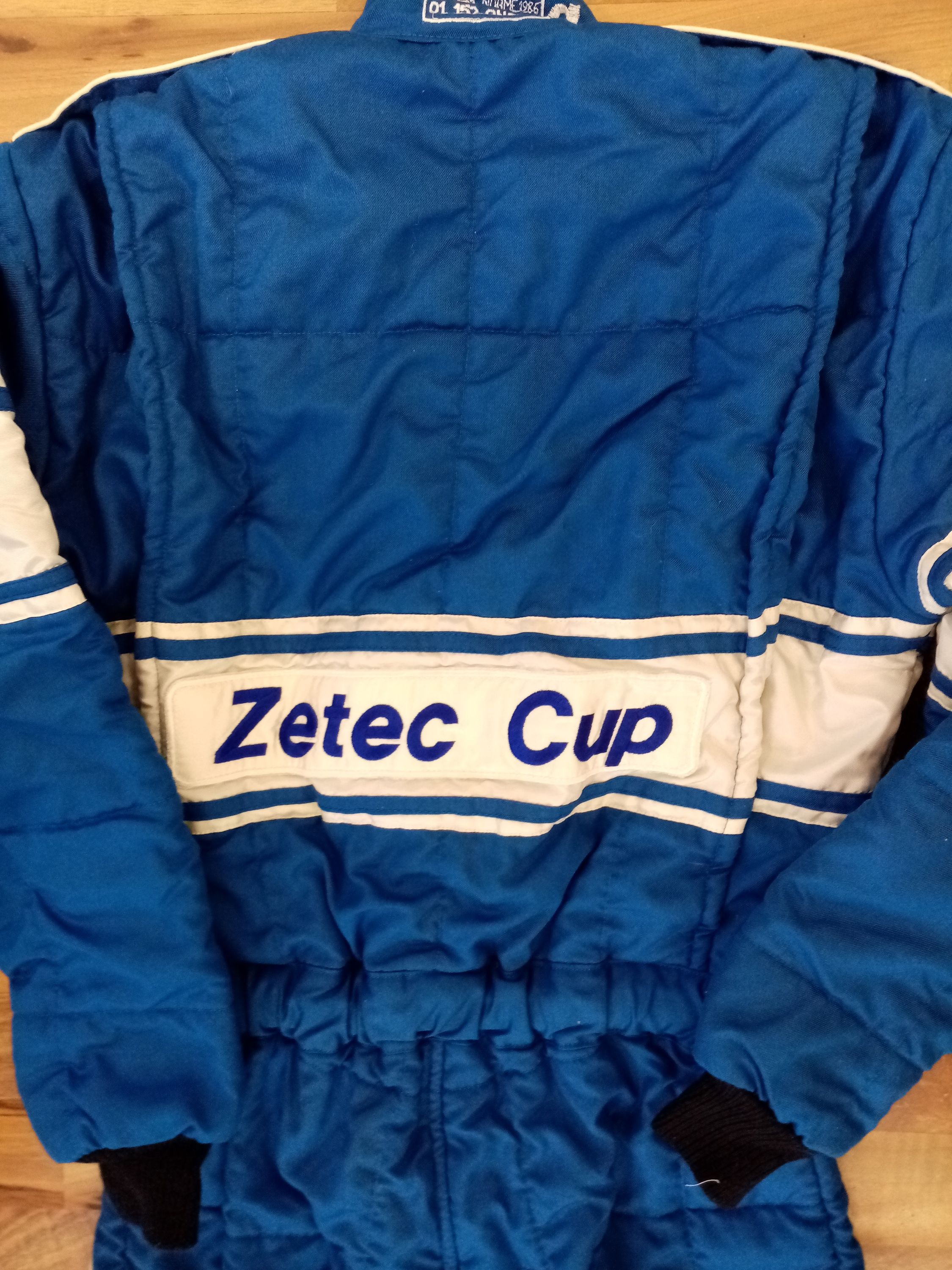 Rennoverall getragen von Sebastian Vettel