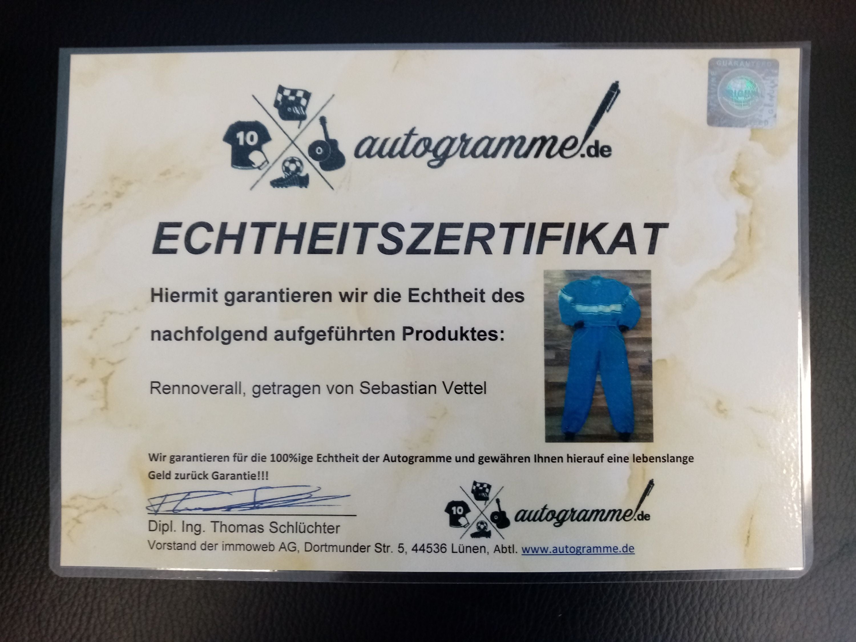 Rennoverall getragen von Sebastian Vettel