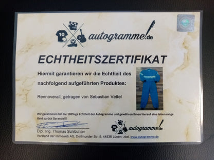 Rennoverall getragen von Sebastian Vettel