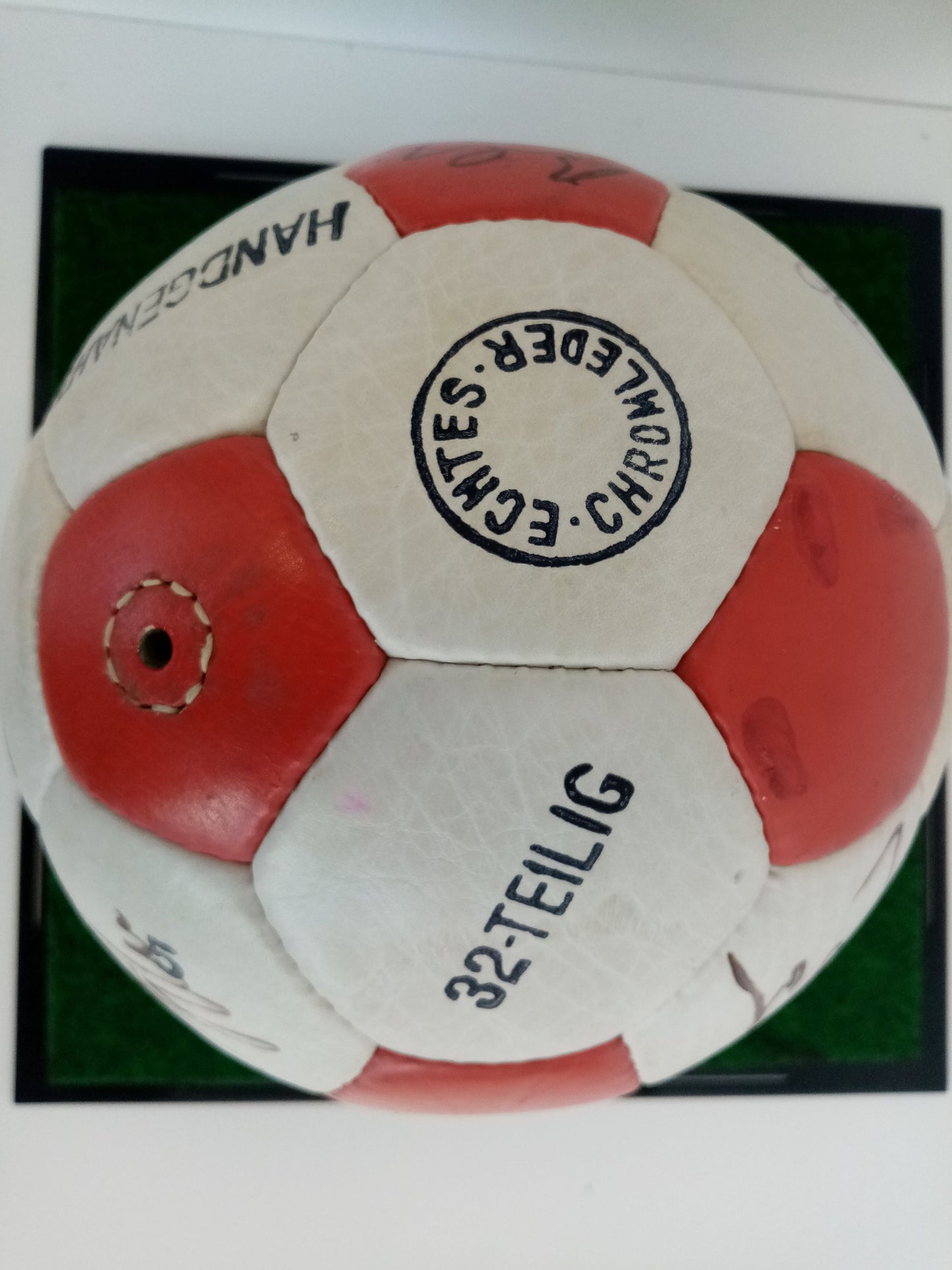 Fußball Teamsigniert WM 1974 + WM 1978 in Vitrine DFB Weltmeister Deutschland  COA