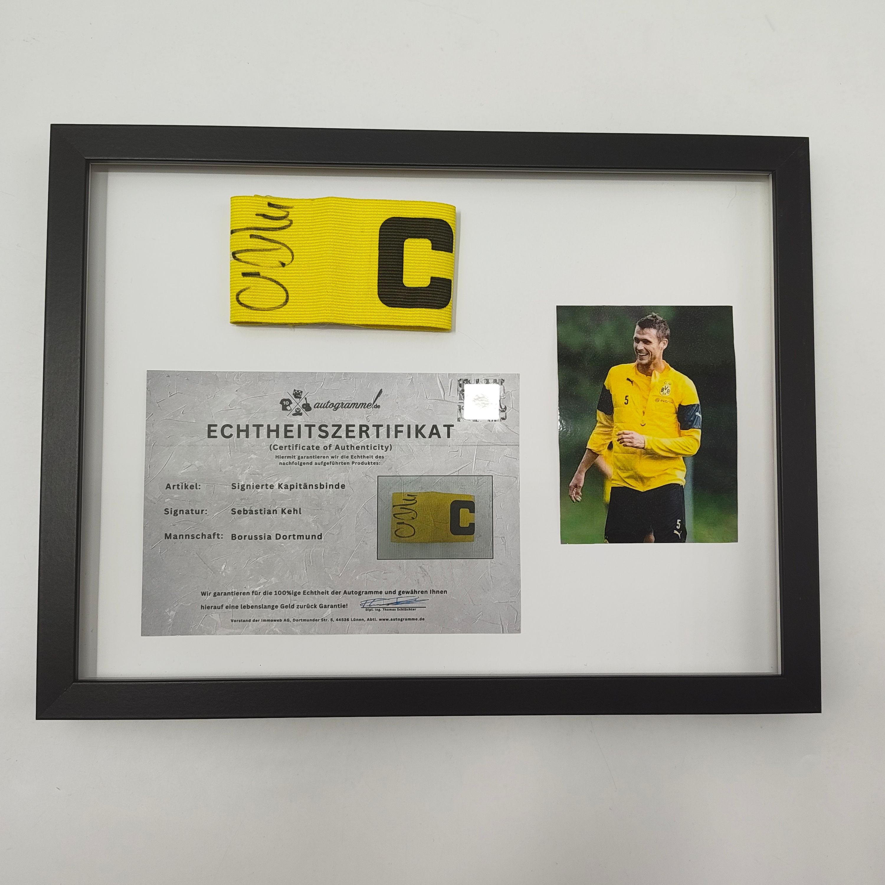 Kapitänsbinde Sebastian Kehl signiert im Rahmen Borussia Dortmund COA