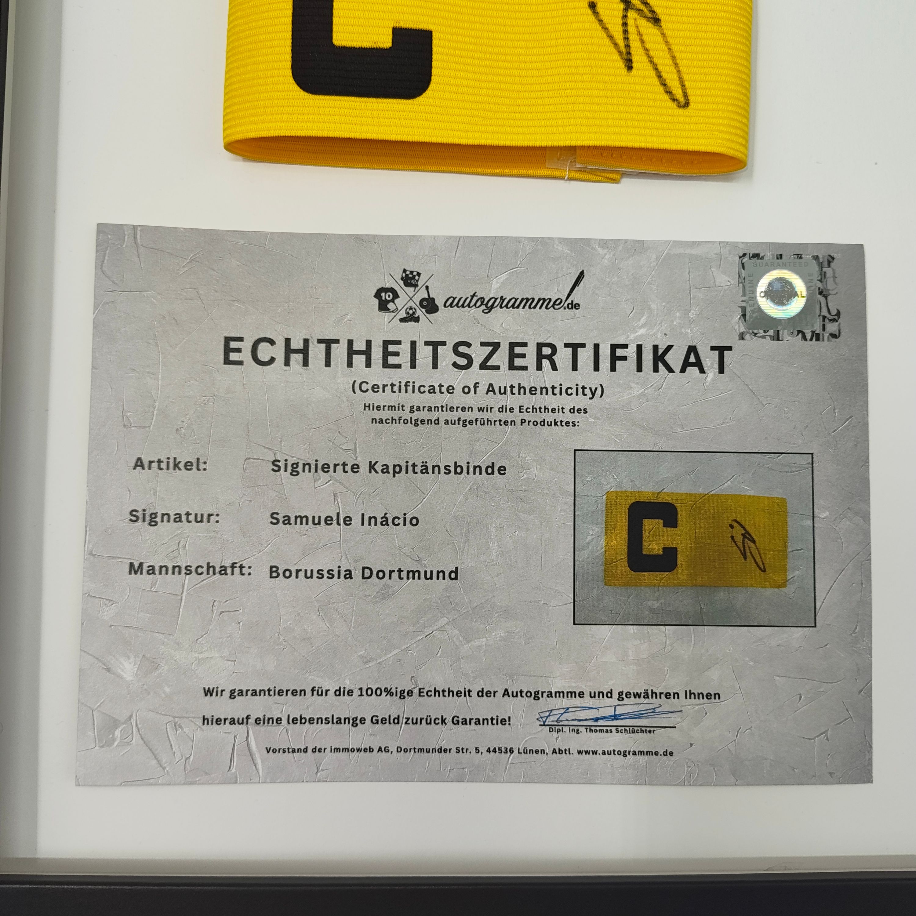 Kapitänsbinde Samuele Inácio signiert im Rahmen Borussia Dortmund COA Fußball