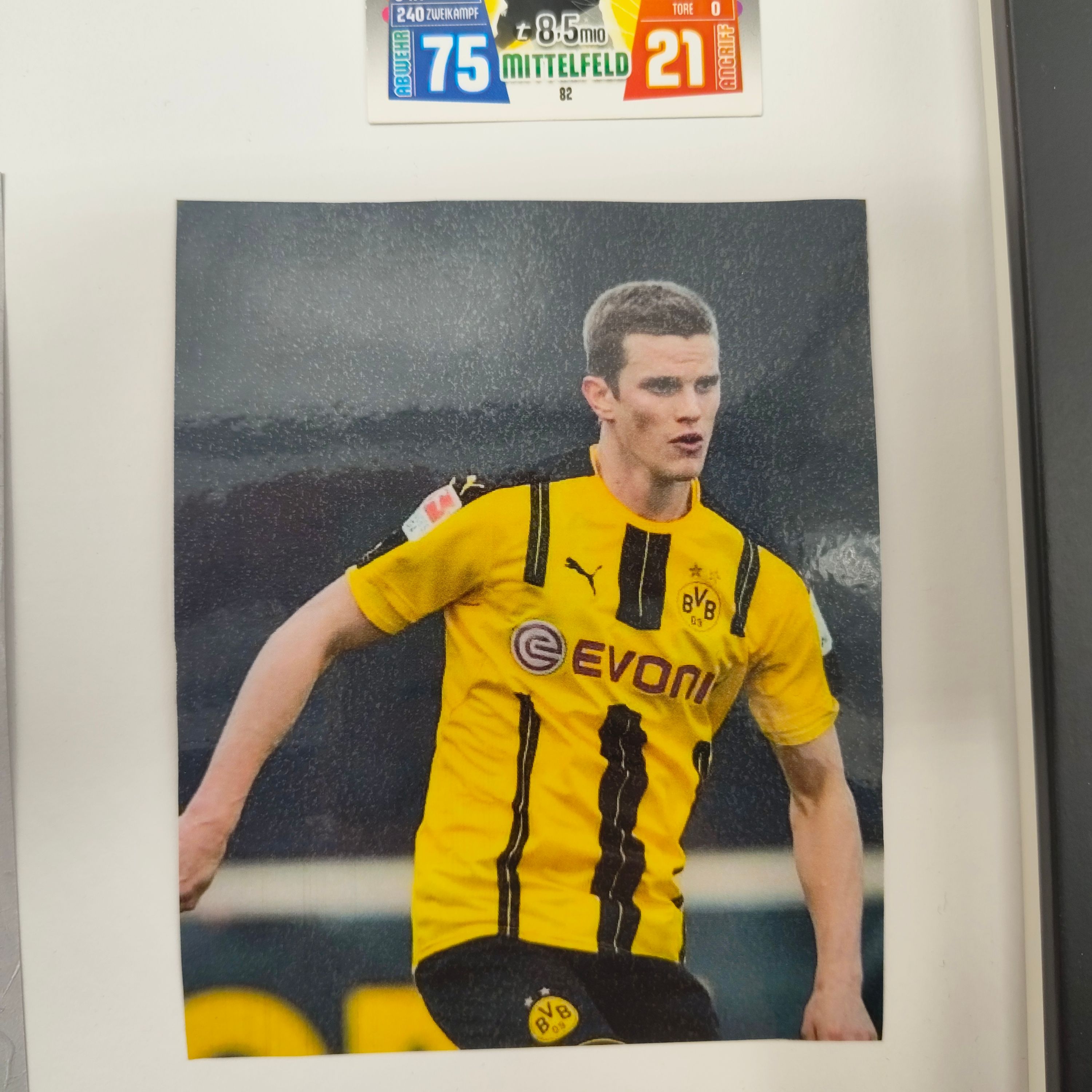 Kapitänsbinde Sven Bender signiert im Rahmen BVB 09