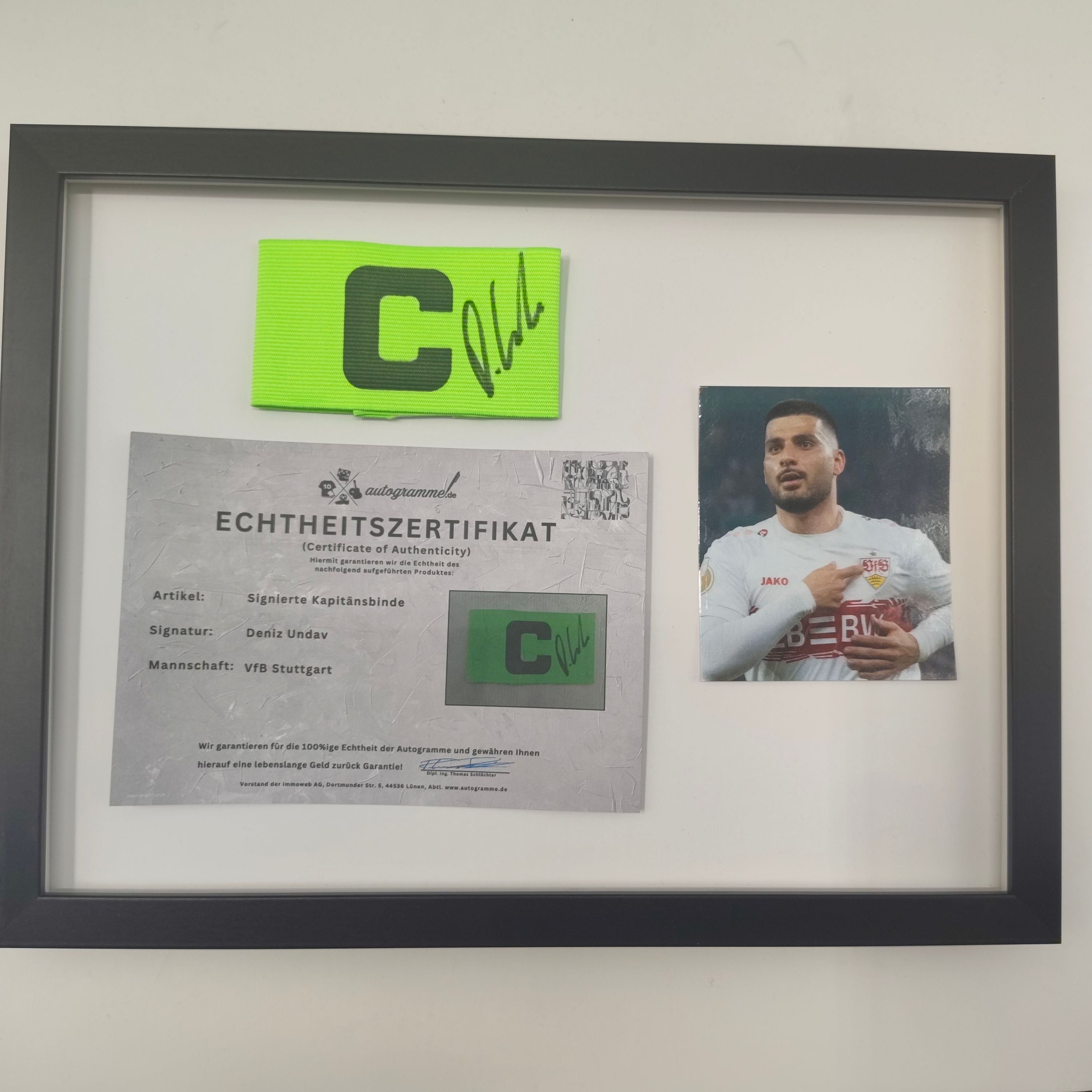 Kapitänsbinde Deniz Undav signiert im Rahmen VFB Stuttgart Fußball Autogramm