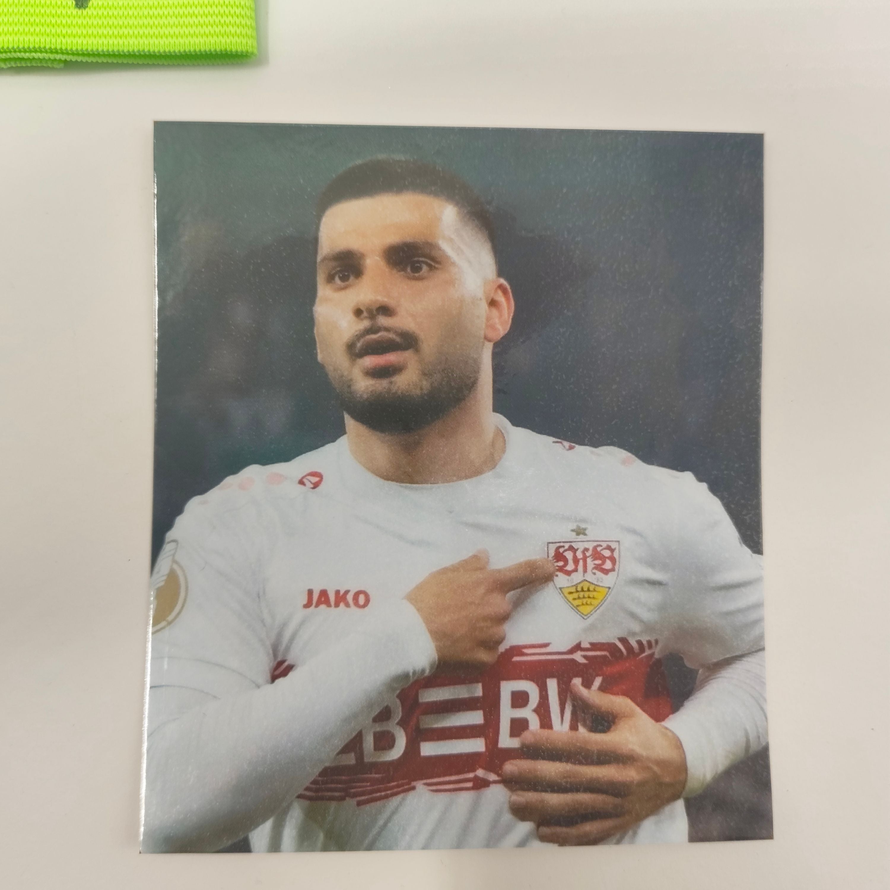 Kapitänsbinde Deniz Undav signiert im Rahmen VFB Stuttgart Fußball Autogramm