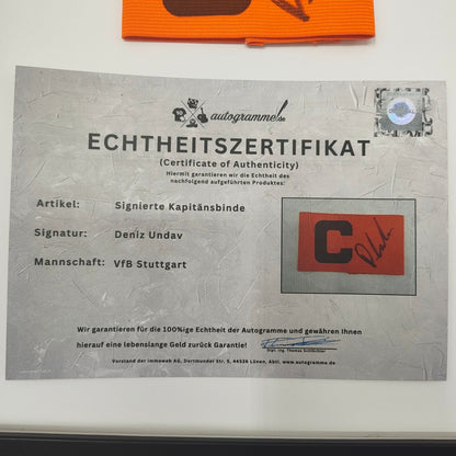 Kapitänsbinde Deniz Undav signiert im Rahmen VFB Stuttgart Fußball Autogramm