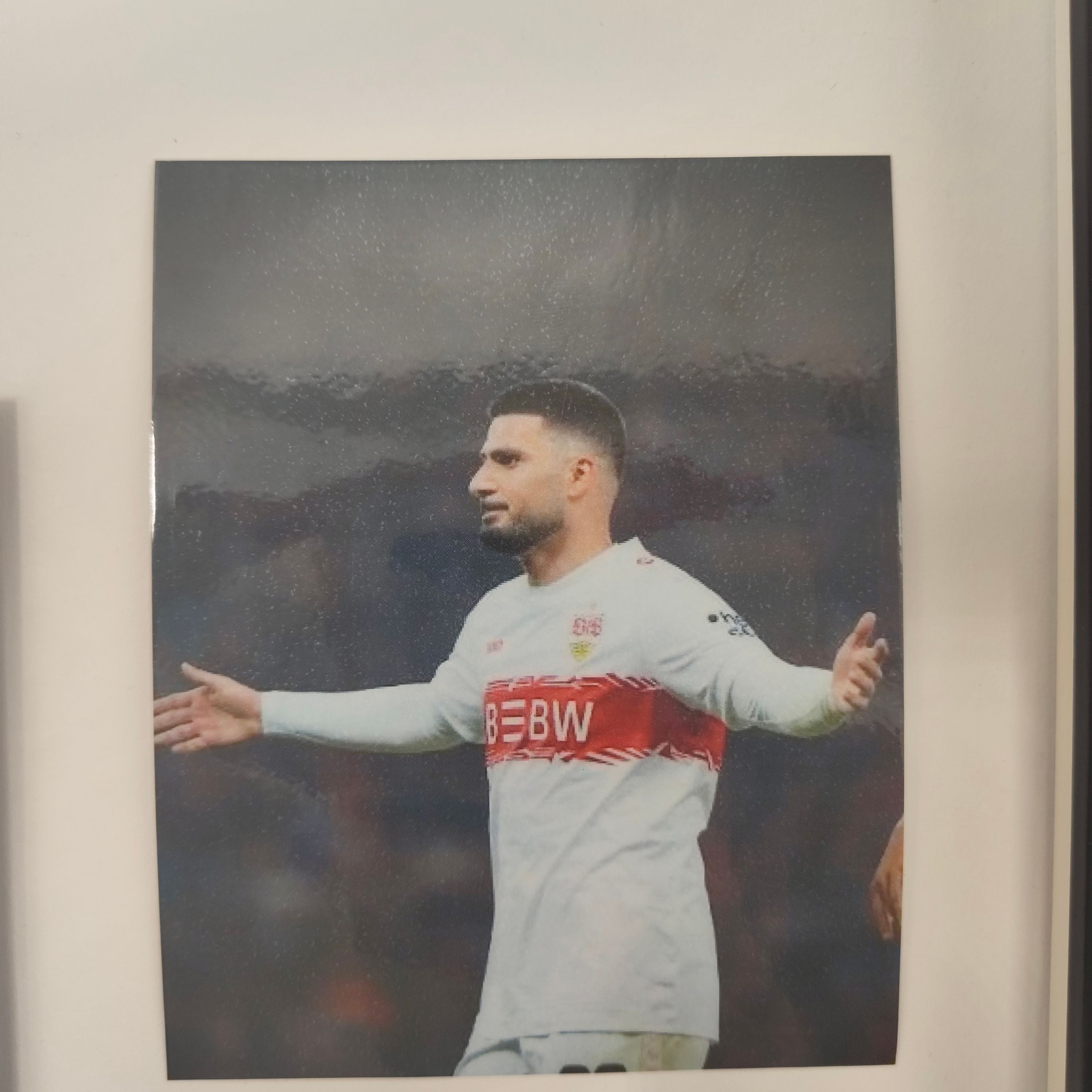 Kapitänsbinde Deniz Undav signiert im Rahmen VFB Stuttgart Fußball Autogramm