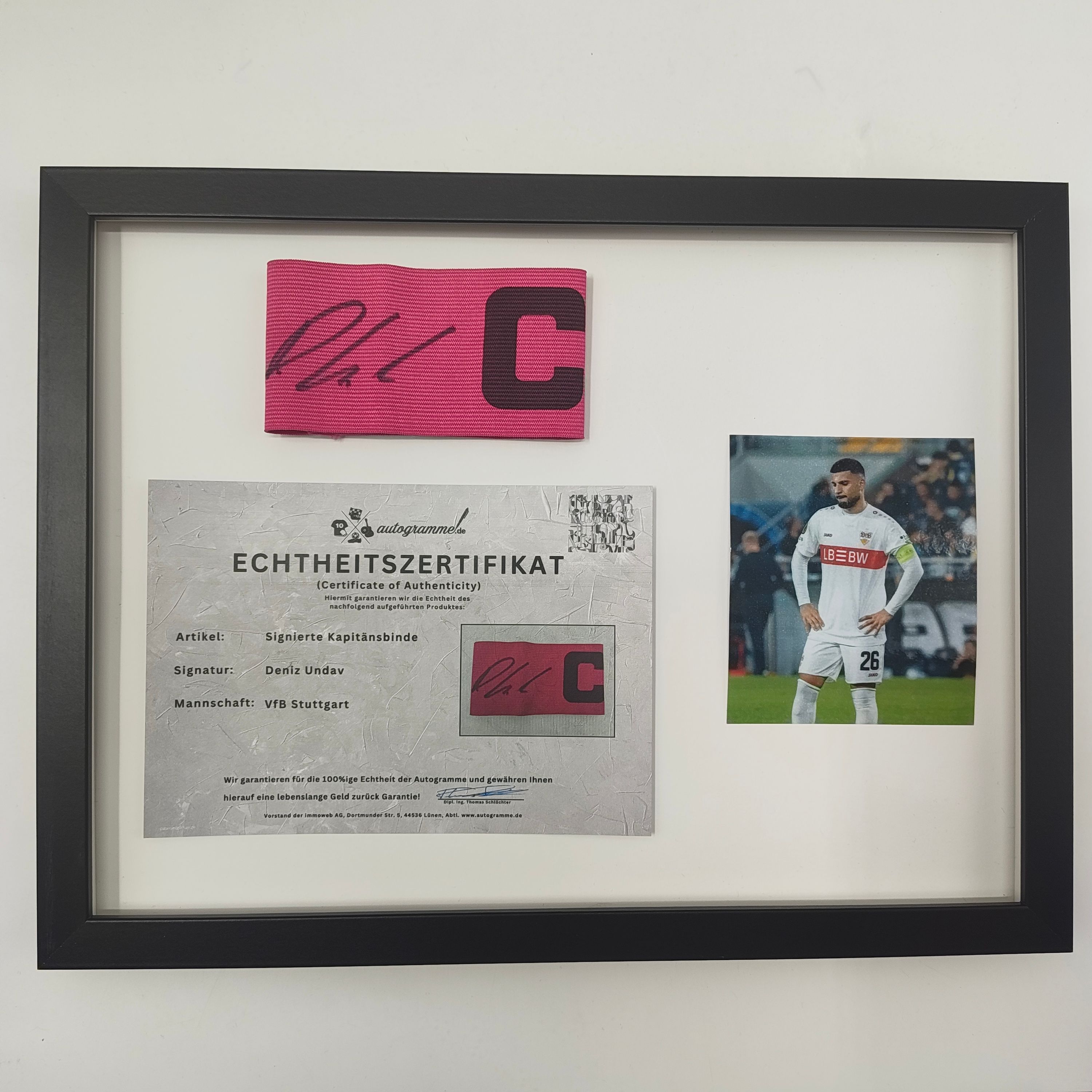 Kapitänsbinde Deniz Undav signiert im Rahmen VFB Stuttgart Fußball Autogramm