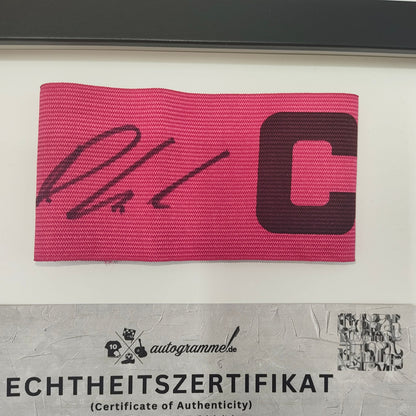 Kapitänsbinde Deniz Undav signiert im Rahmen VFB Stuttgart Fußball Autogramm