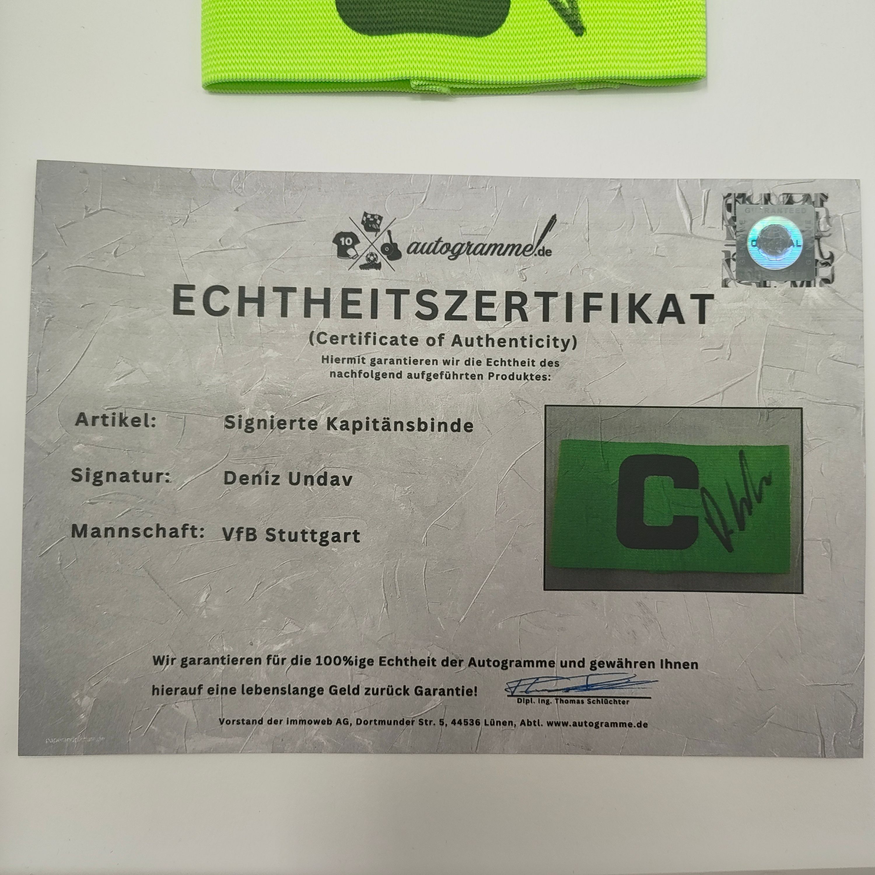 Kapitänsbinde Deniz Undav signiert im Rahmen VFB Stuttgart Fußball Autogramm
