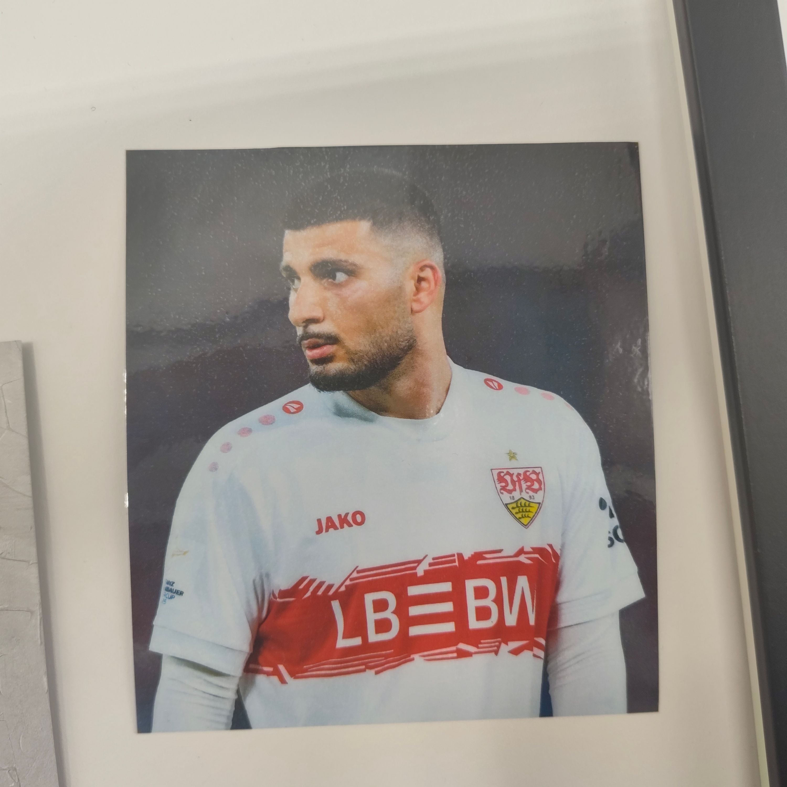 Kapitänsbinde Deniz Undav signiert im Rahmen VFB Stuttgart Fußball Autogramm