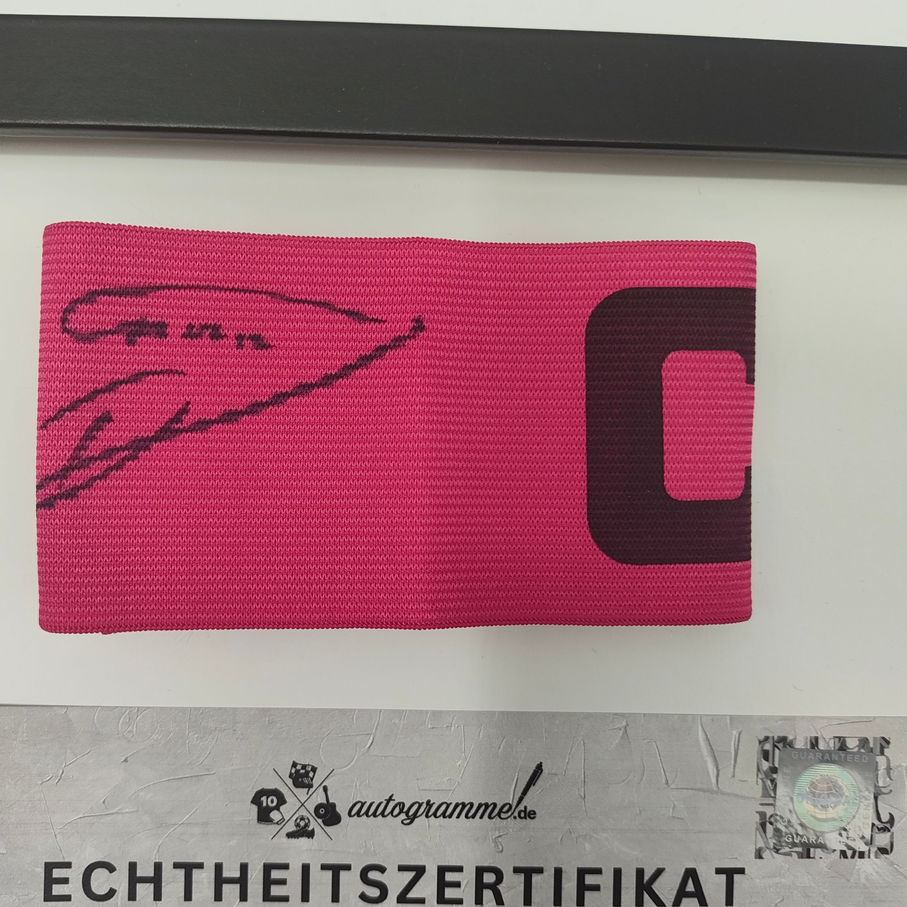 Kapitänsbinde Emiliano Martínez signiert im Aston Villa COA Pink