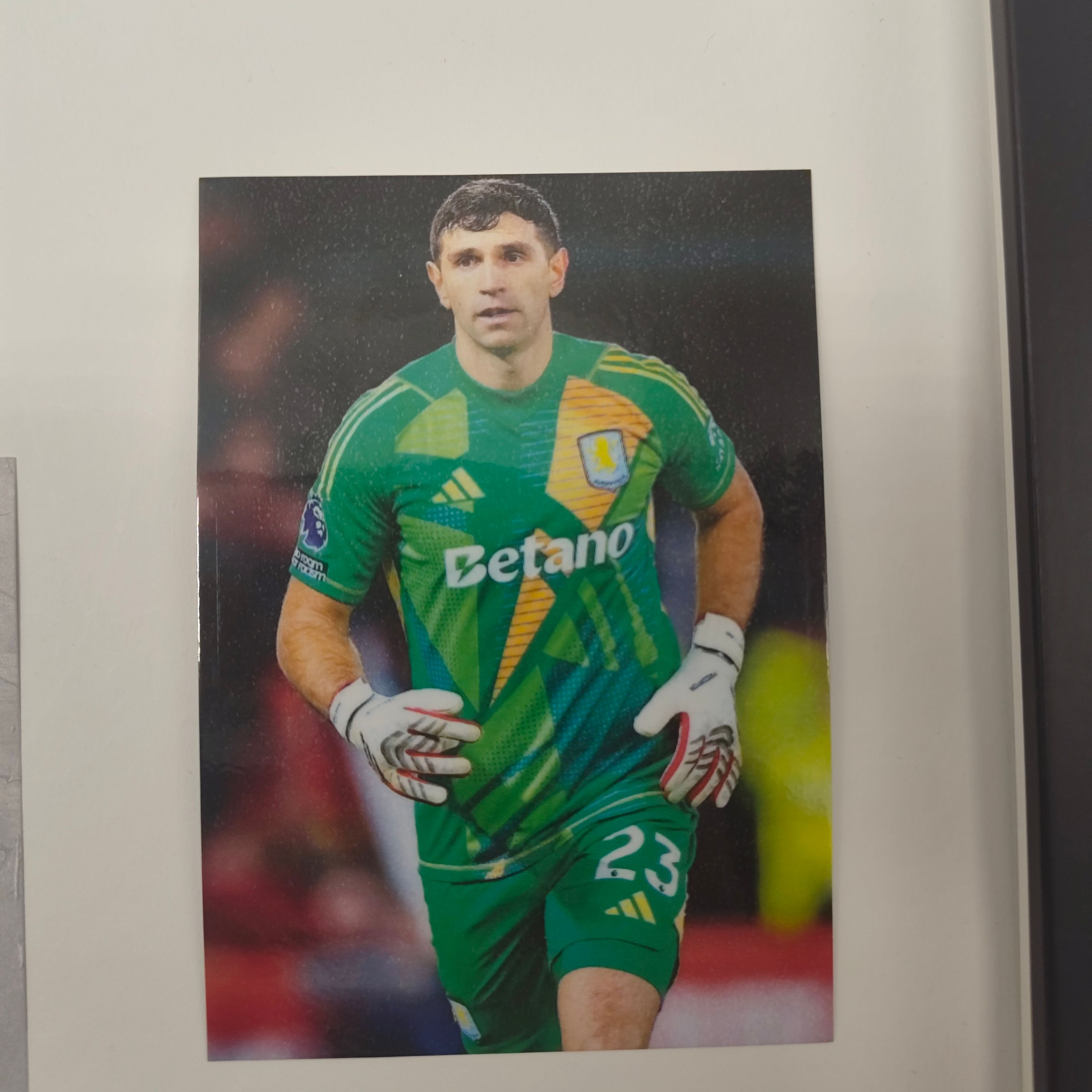 Kapitänsbinde Emiliano Martínez signiert im Aston Villa COA Pink