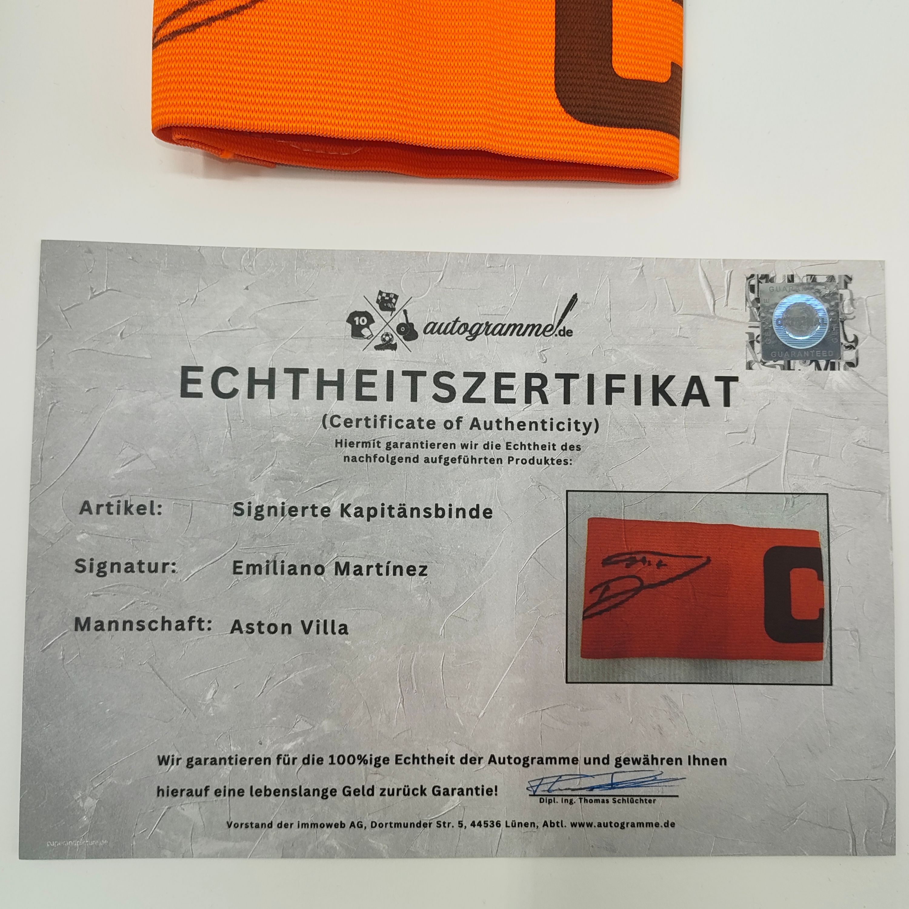 Kapitänsbinde Emiliano Martínez signiert im Aston Villa COA orange