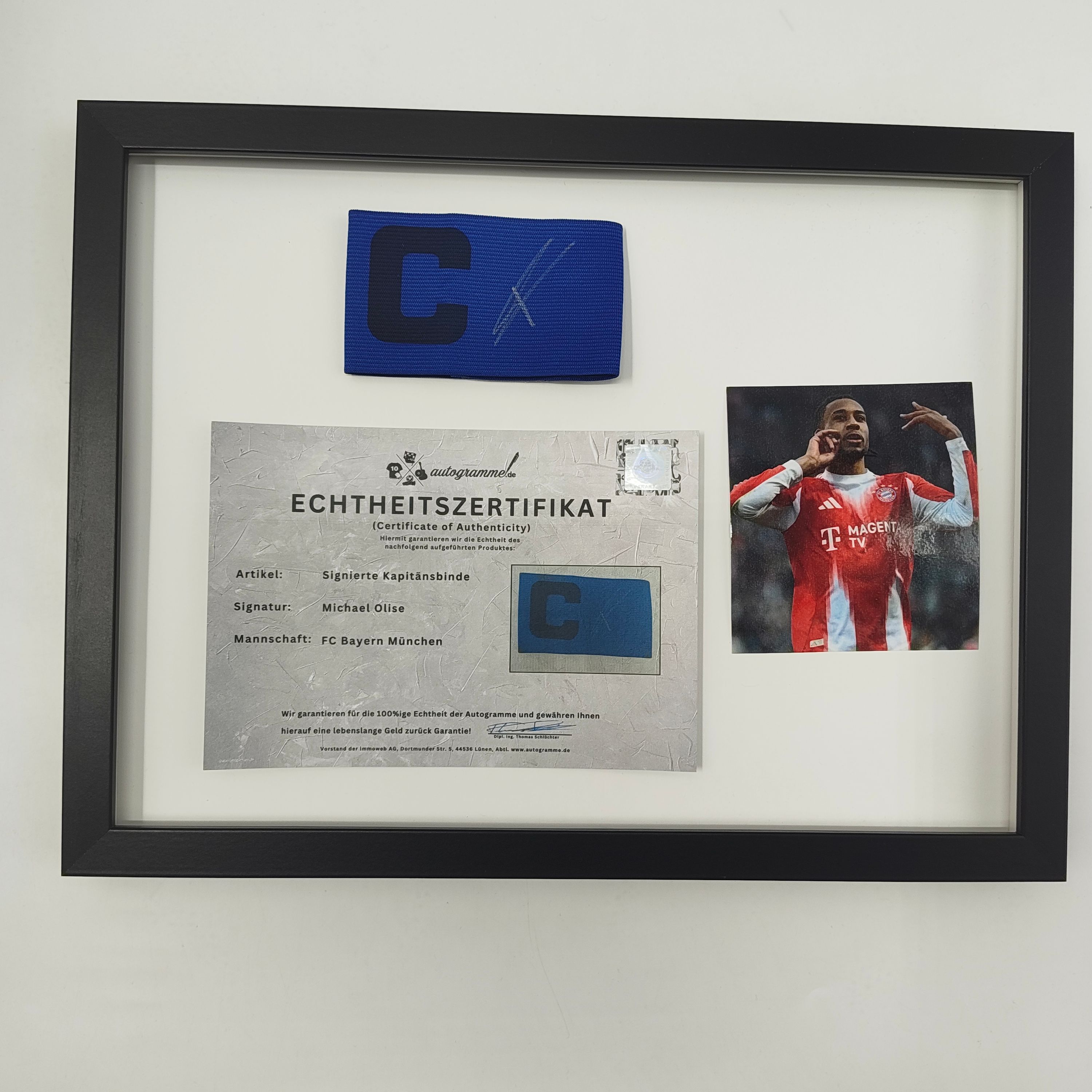 Kapitänsbinde Michael Olise signiert im Rahmen Bayern München