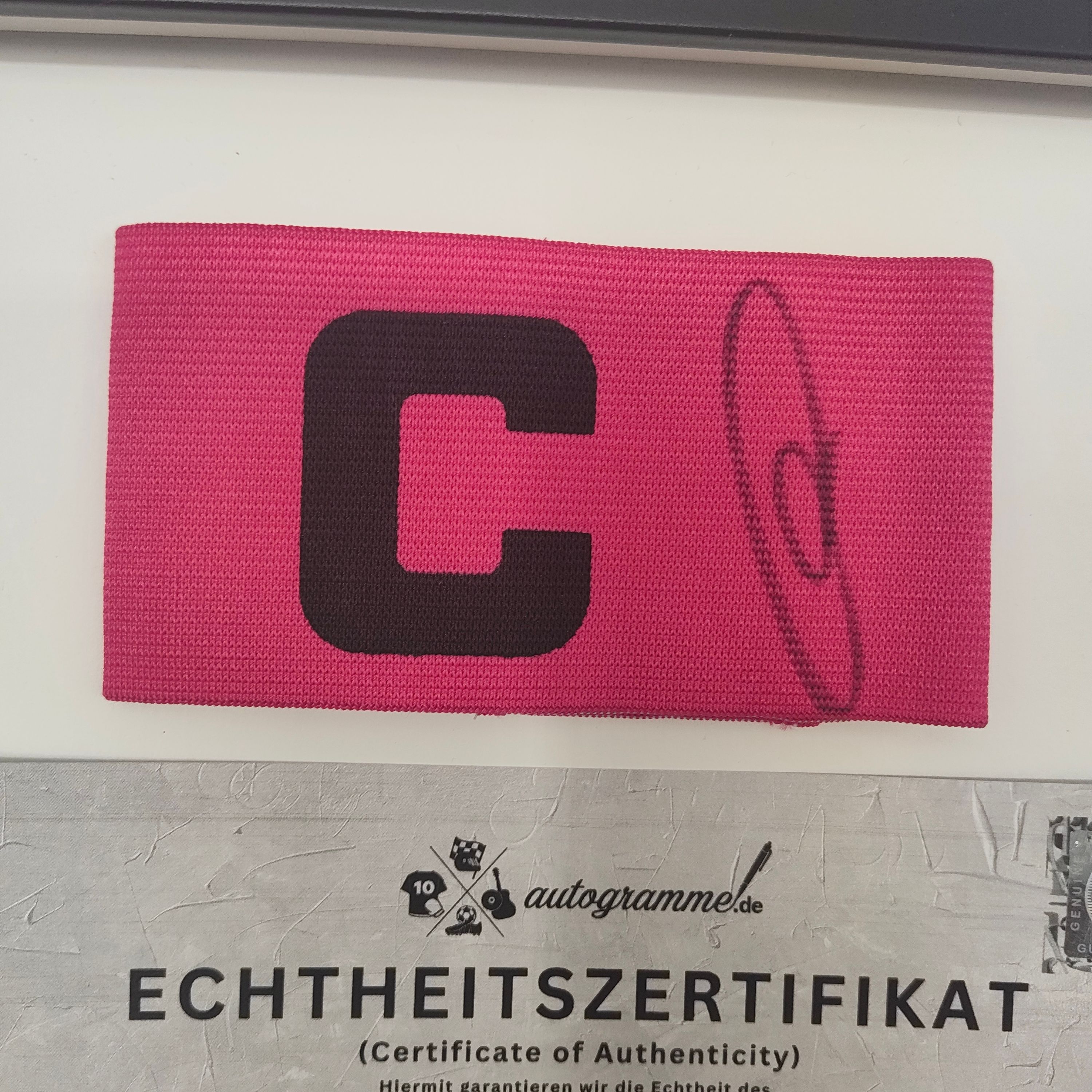 Kapitänsbinde Granit Xhaka signiert im Rahmen AFC Sunderland Fußball Autogramm