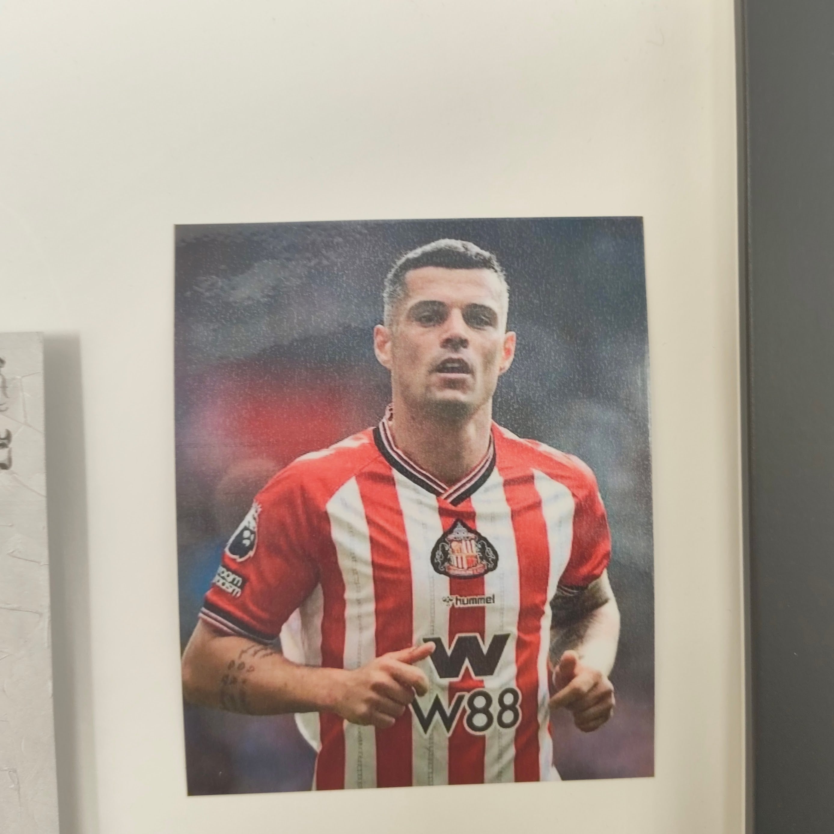 Kapitänsbinde Granit Xhaka signiert im Rahmen AFC Sunderland Fußball Autogramm