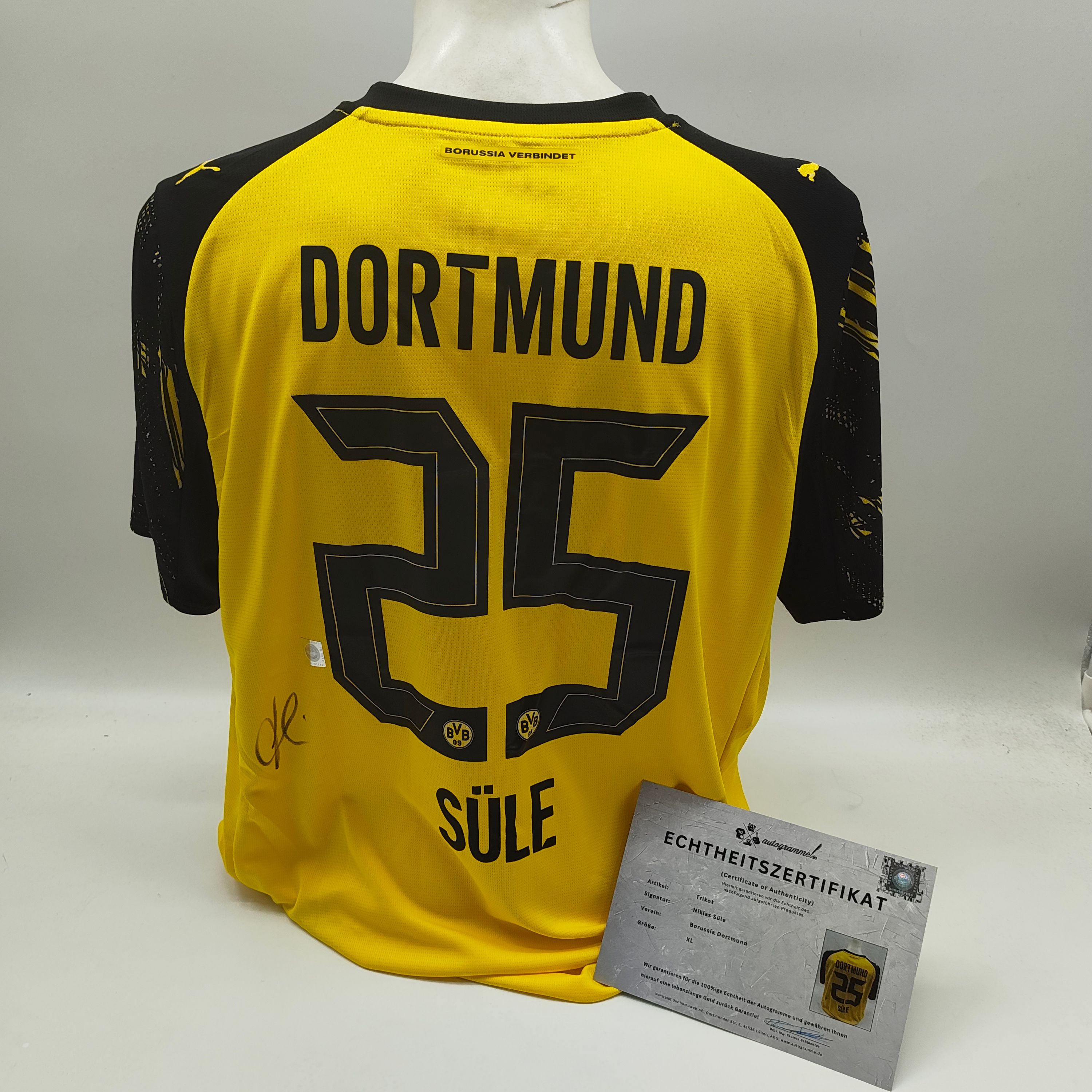 Signed Borussia Dortmund jerseys – Autogramme.de