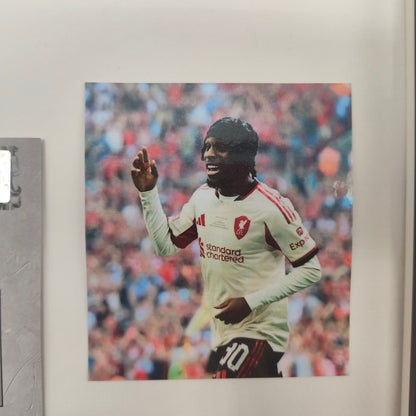 Kapitänsbinde Jeremie Frimpong signiert im Rahmen FC Liverpool Autogramm