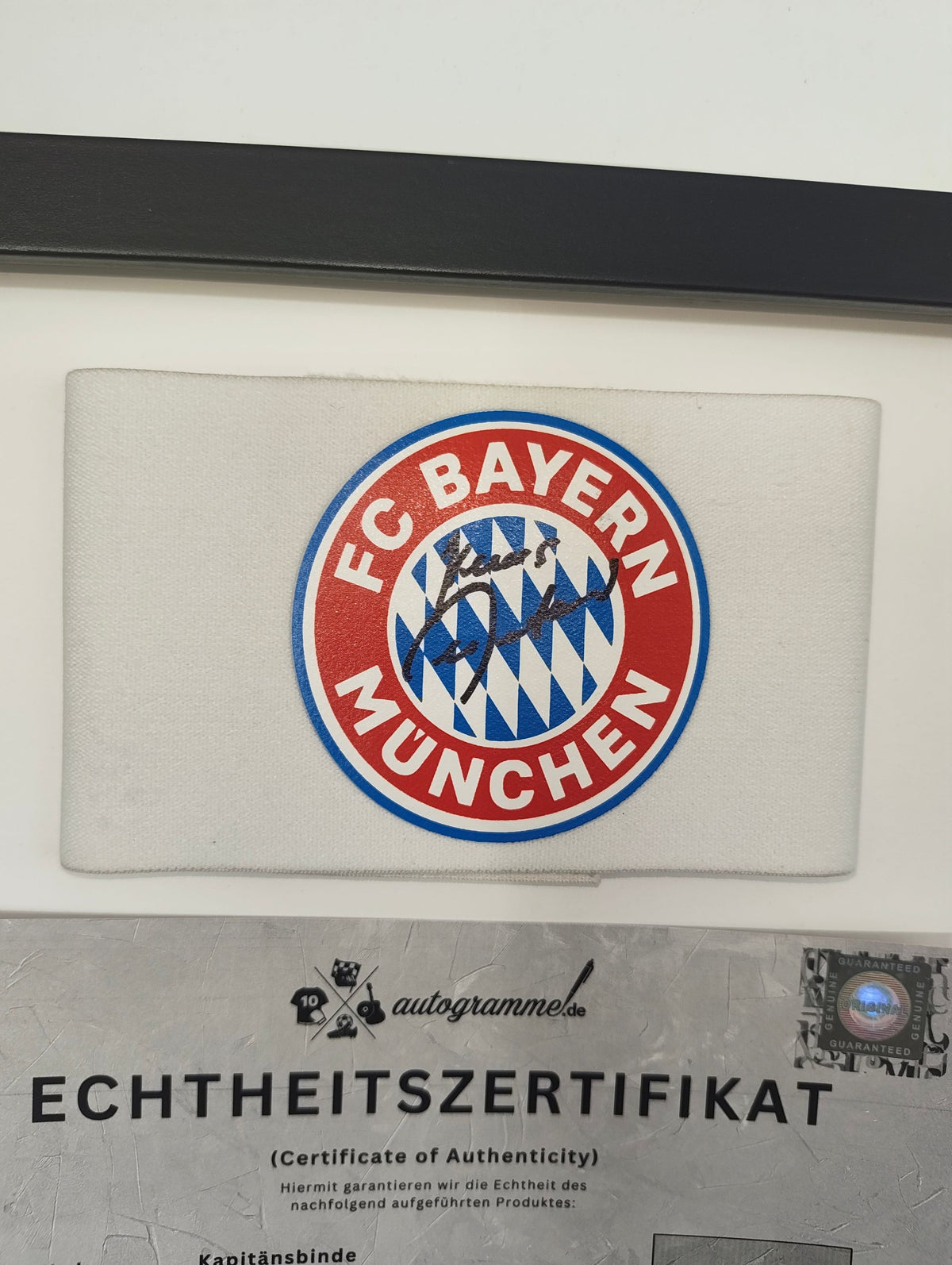 Kapitänsbinde Klaus Augenthaler signiert im Rahmen COA Bayern München Fußball