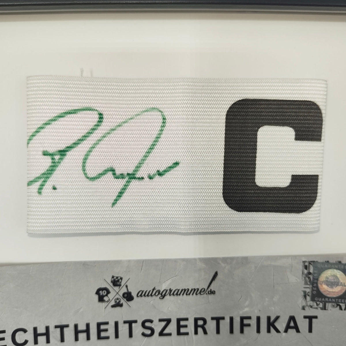 Kapitänsbinde Günter Netzer signiert im Rahmen Borussia Mönchengladbach