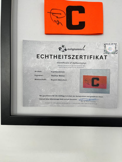 Kapitänsbinde Thomas Müller signiert im Rahmen Bayern München Autogramm