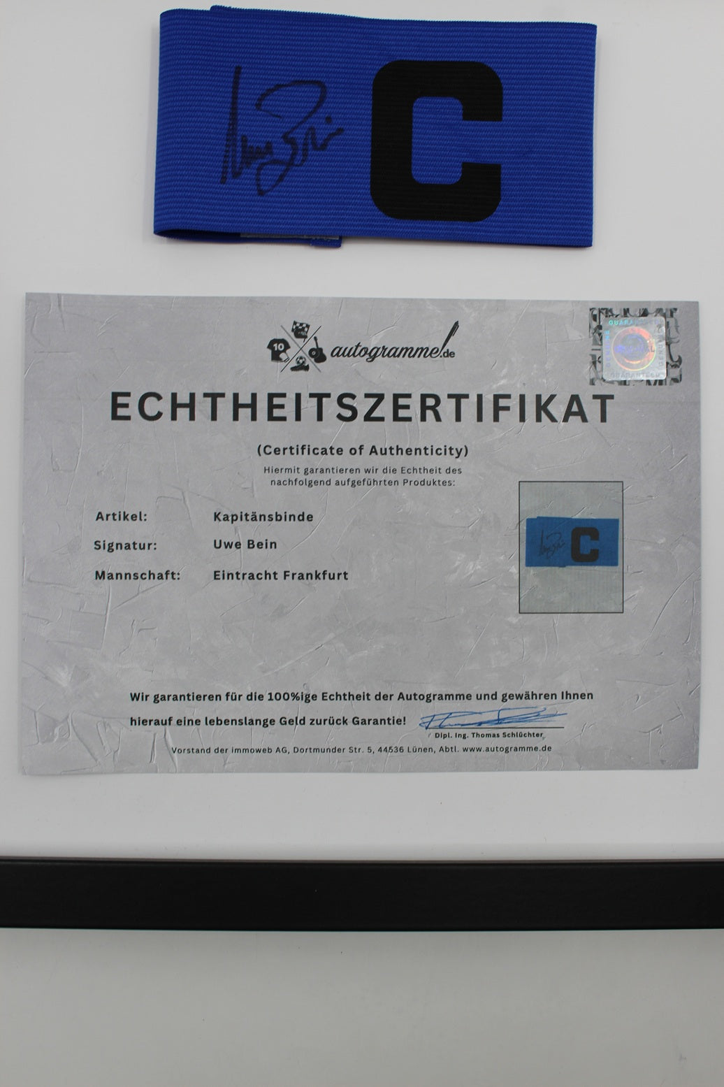 Kapitänsbinde Uwe Bein signiert im Rahmen Autogramm Eintracht Frankfurt COA