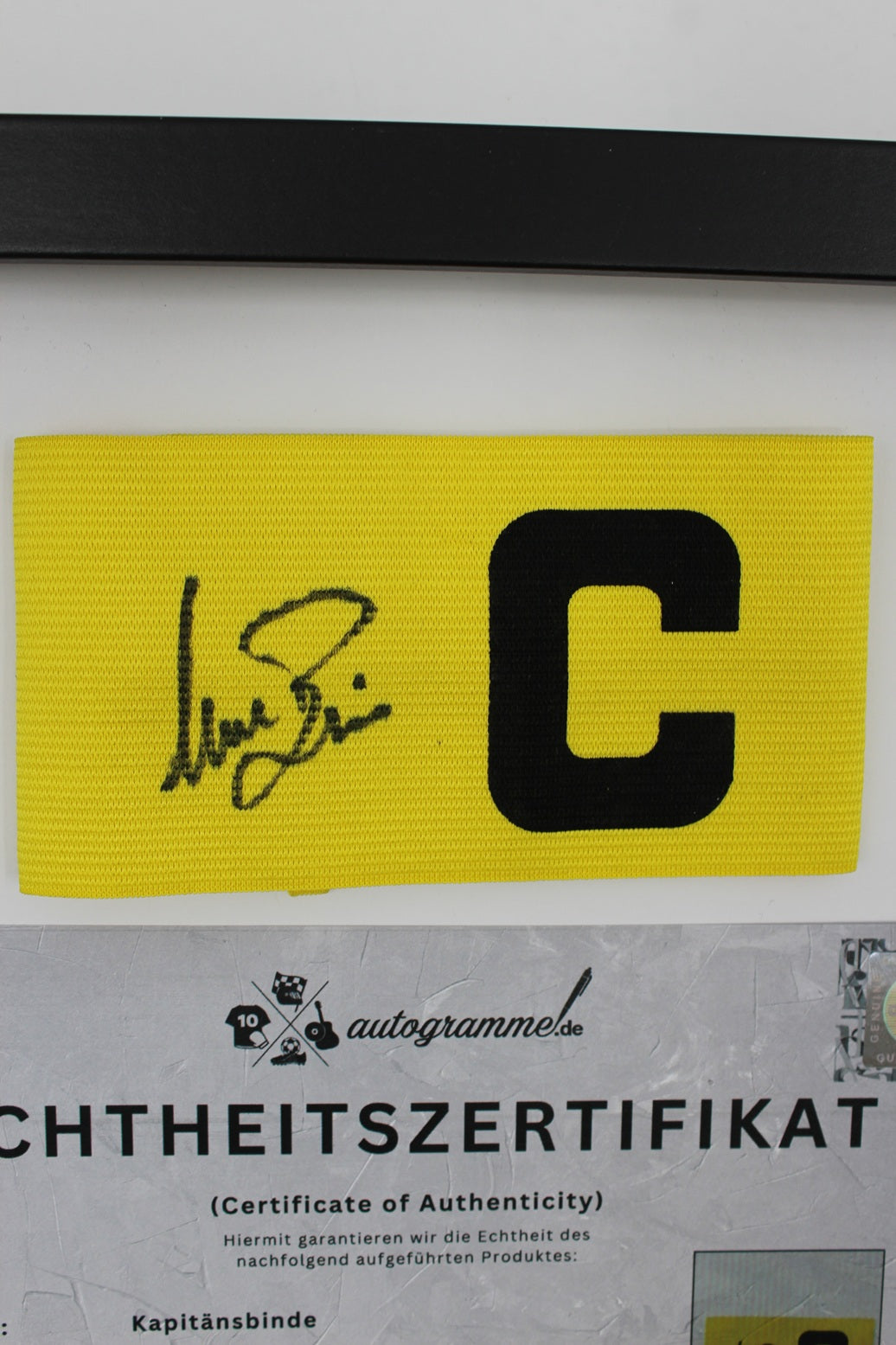 Kapitänsbinde Eintracht Frankfurt Uwe Bein signiert im Rahmen Autogramm COA