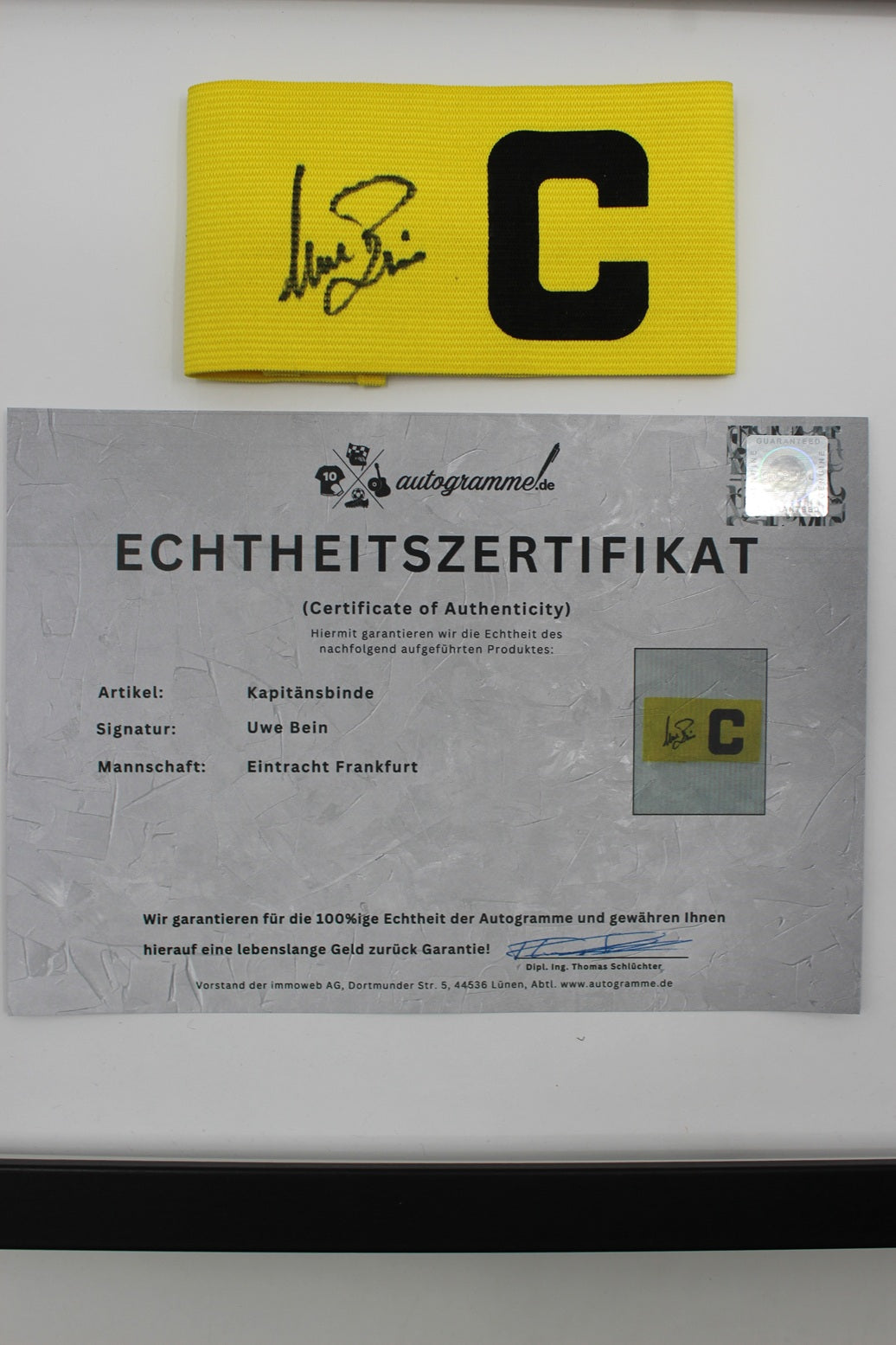 Kapitänsbinde Eintracht Frankfurt Uwe Bein signiert im Rahmen Autogramm COA