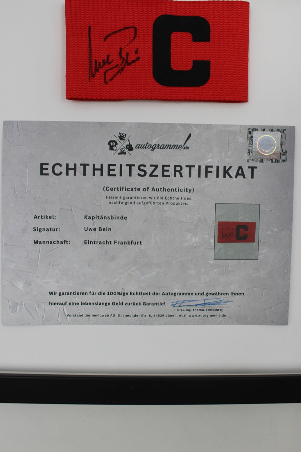 Kapitänsbinde Uwe Bein signiert im Rahmen COA Autogramm Eintracht Frankfurt